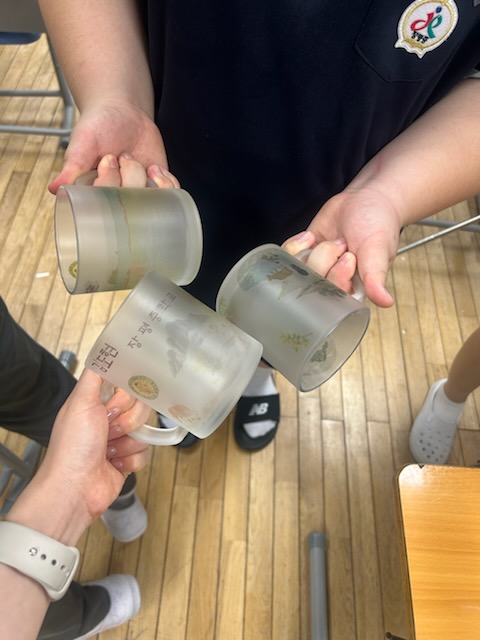 장평중학교 학생들이 각자 완성한 승화전사 머그컵을 모아 함께 든 모습
